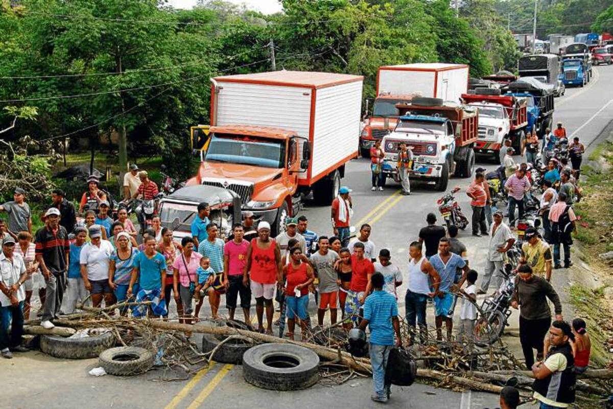 Damnificados de Santa Catalina bloquearon ayer por más de 8 horas La Cordialidad. LUIS HERRÁN - EL UNIVERSAL