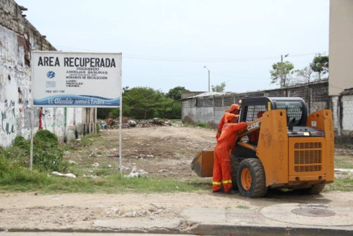El mismo lote, frente a las instalaciones de El Universal, fue limpiado por operarios de Pacaribe el martes de la semana que termina. ÓSCAR DÍAZ-EL UNIVERSAL