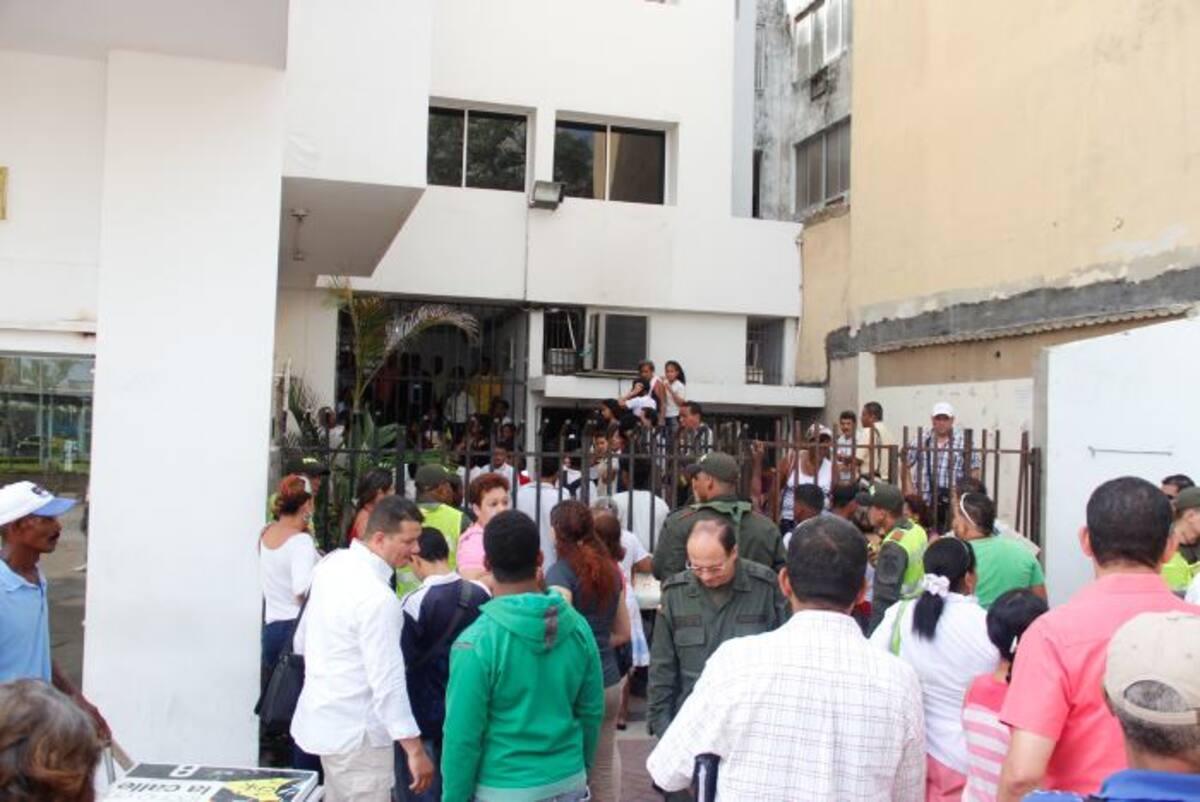 La entrada a la Secretaría de Educación estuvo bloqueada por la protesta de los estudiantes. Luis C. Prado / eluniversal.com.co