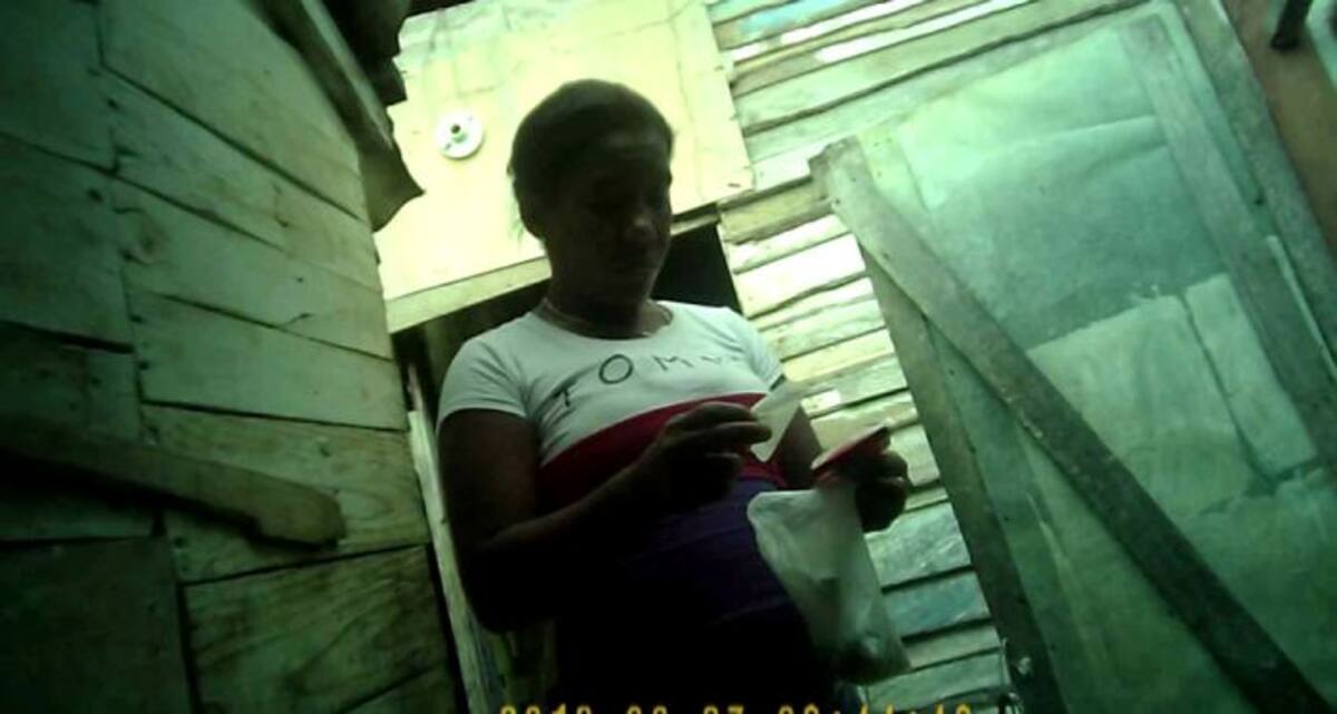 Una mujer le vende lo que parece droga al agente en una casa, sin importar que cerca estaba una niña. Cortesía
