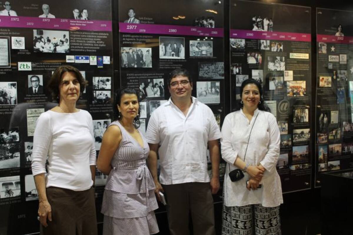 Alexander Melo Castro y Alejandra Orozco García-Mayorca, en compañía de la directora de bibliotecas de la UTB, Dora Lilia Sepúlveda y de la historiadora, María Teresa Ripoll. CORTESÍA