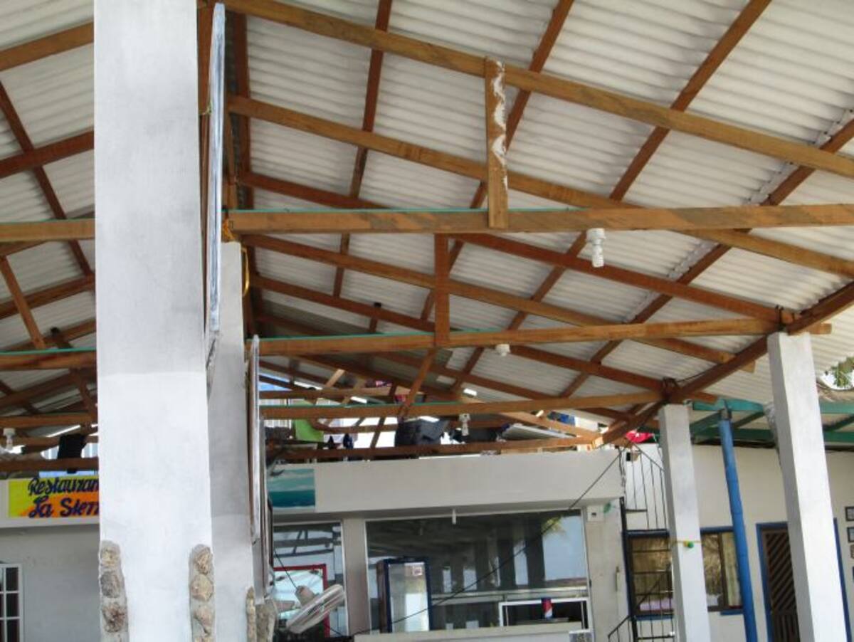 La construcción vertical que realizaron en el Restaurante La Sierra, es usada como vivienda. Casi todo el tiempo están haciendo trabajos ahí. En el piso 2 del Edificio Sol del Caribe soportan los olores y actividades que provienen de esta invasión aérea. PEDRO TORRES, EL UNIVERSAL