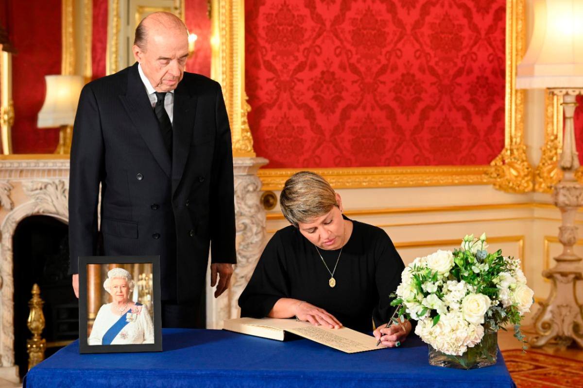 ¿Debió ir Francia? Polémica por asistencia de Verónica al funeral de Isabel