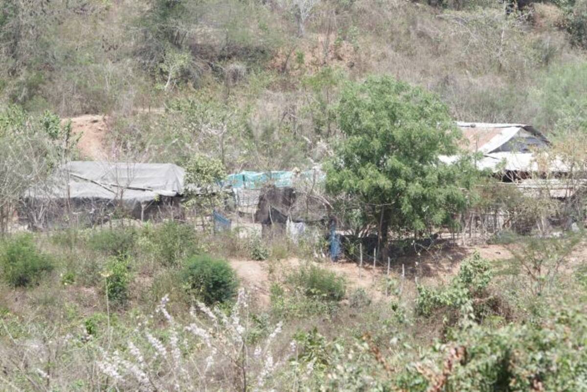 En el terreno La Concordia, al lado del relleno sanitario Los Cocos, en la variante Mamonal - Gambote, están instaladas varias casas improvisadas. Julio Castaño.