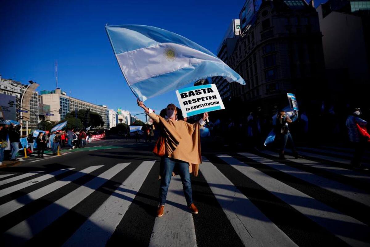 Carteles con consignas críticas al gobierno como “Basta, respetan la constitución” y “Libertad” se exhibieron en la protesta. //AP