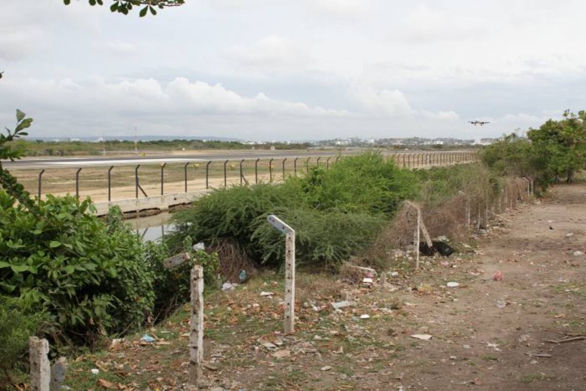 El caño paralelo a la pista del Aeropuerto Rafael Núñez está al fondo de la calle El Almendro, donde residía Spencer. ÓSCAR DÍAZ ACOSTA-EL UNIVERSAL