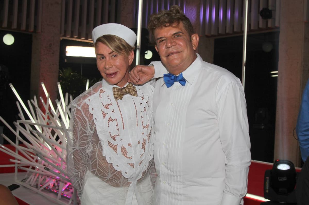 ¡Amor a prueba del…; tiempo…;! Norberto…; el peluquero de alta gama…; como se le dice ahora a todo lo que es fuera de serie…; y su pareja, Antonio Lozano, son una prueba más de los adelantos que tiene Colombia en materia del reconocimiento a la diversidad sexual…; A Norbe, a quien el tiempo no le pasa…; se le ve todos los años en Cartagena en compañía de Toño…; ¿Saben cuántos años llevan juntos…;? ¡35 años de amor y comprensión…;! Debe ser el amor…; pero Norbe cada vez está más elegante y joven…;!