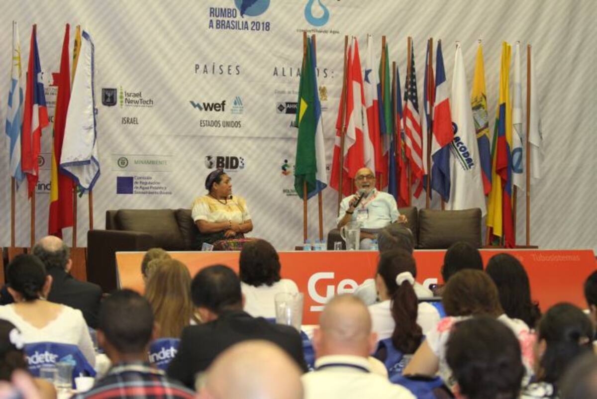 "Lo que corresponde ahora es que cada ciudadano, a conciencia y con su cédula en la mano defienda la conquista del derecho a la paz, algo que van a agradecer y celebrar sus hijos y sus nietos”: Rigoberta Menchú. LUIS APARICIO - EL UNIVERSAL