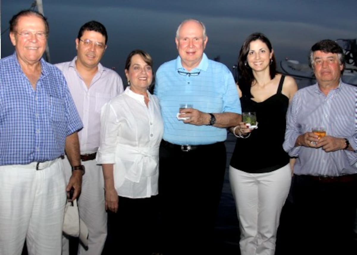 Reynaldo Martínez, Juan Pablo Salazar, Lucy De La Rosa, Enrique De La Rosa, Lina Toro y Luis Fernando Ángel.