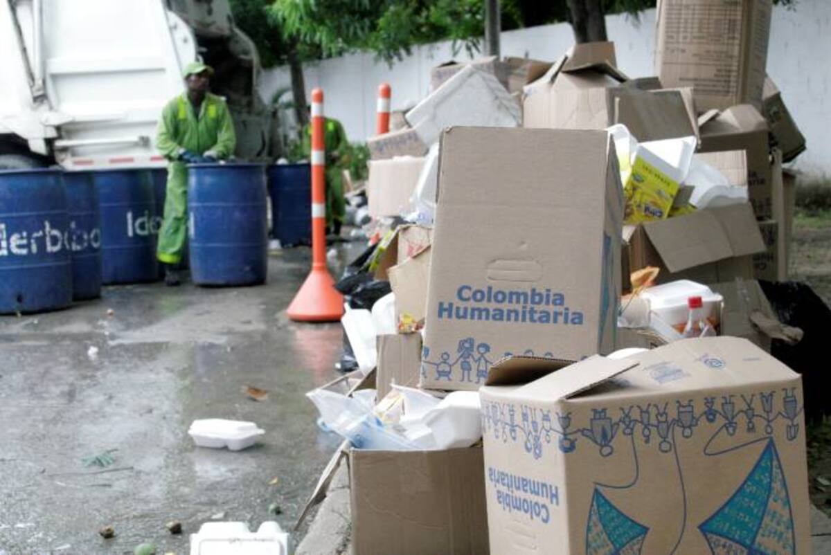 Un camión de basura llegó al escenario deportivo a recoger los desechos dejados por los jóvenes de la Marcha Patriótica. DAGOBERTO CABARCAS - EL UNIVERSAL