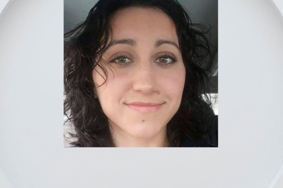 Mujer es buscada por el asesinato de sus dos hijos pequeños