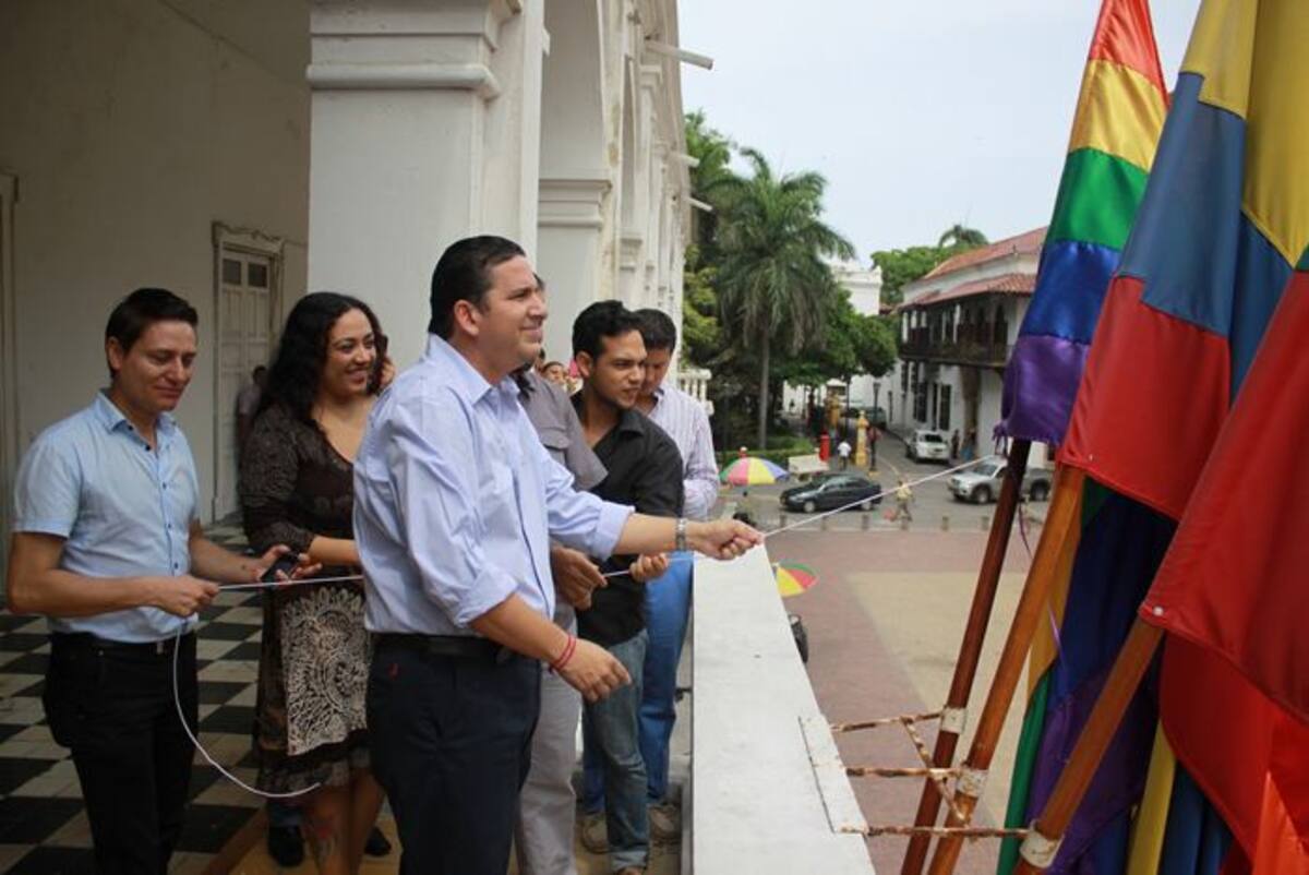 El hecho se llevó a cabo hoy en la Gobernación para conmemorar el día internacional de la no homofobia.