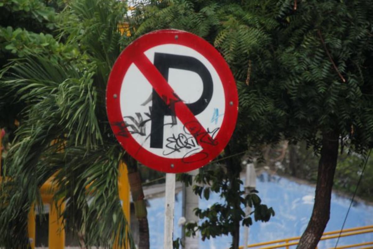 Esta es una de las señales de tránsito en Cartagena usada por vándalos como murales de graffiti. LUIS C. PRADO
