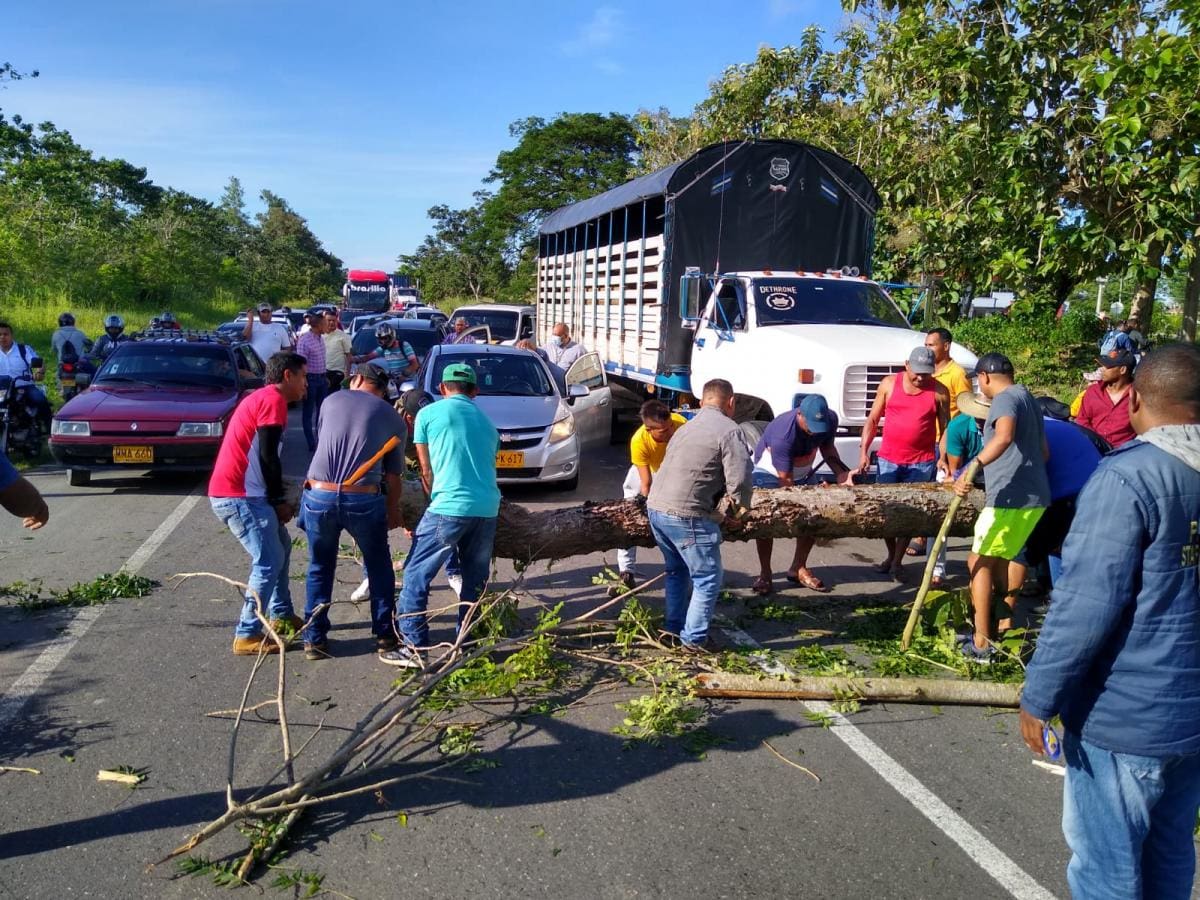 Decenas de vehículos están en el trancón a raíz del bloqueo vial. // Manuel Santiago Pérez. El Universal.