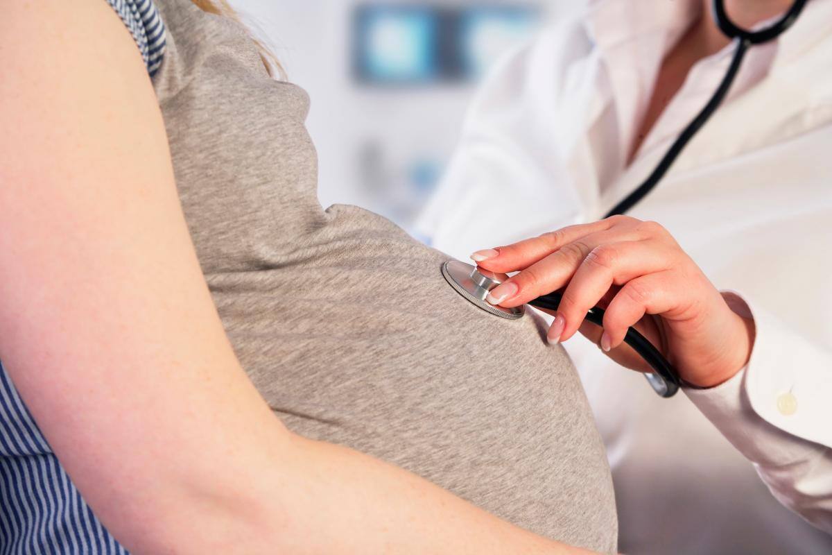 Clínica de fertilidad les hizo tener una hija de otra raza
