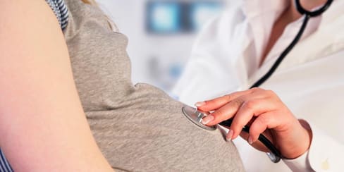 Clínica de fertilidad les hizo tener una hija de otra raza