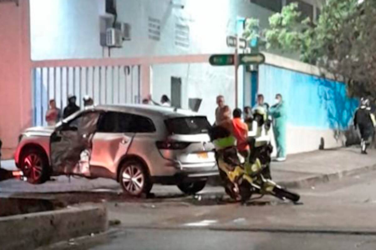 Muere patrullero de la Policía al chocar moto contra camioneta