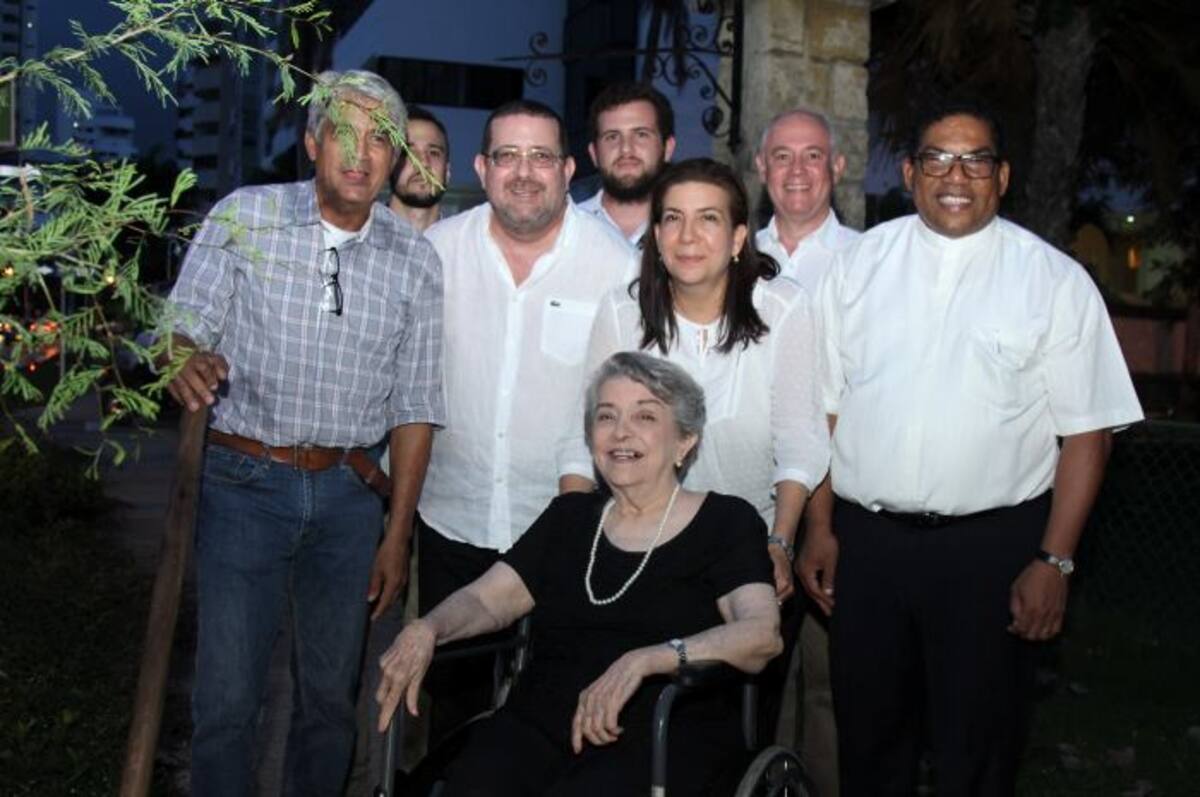 Atrás: Haroldo Rodríguez, Karel Pitro, Santiago Rizo Delgado, Santiago Rizo Verbel, Mercedes Rizo, Jaro Pitro y el padre Rafael Castillo: adelante: Carmencita Delgado de Rizo.
