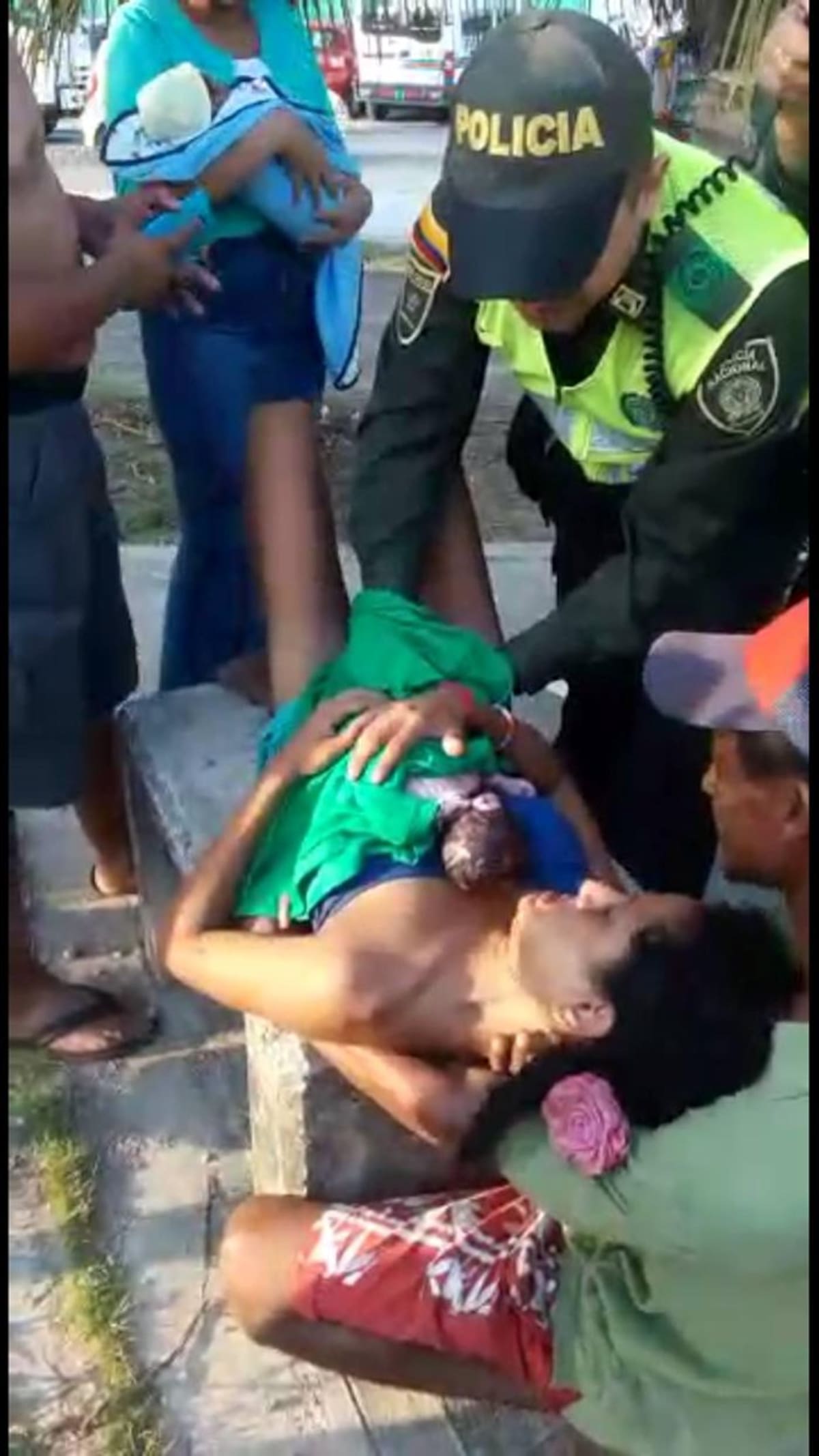 Aunque la historia clínica que reposa en la Cartagena del Mar indica que Johana habría dado a luz en el taxi que la transportó hasta el centro médico, los videos grabados por policías y transeuntes dan cuenta de que la mujer tuvo a su hija en un andén de la Avenida del Lago. Imágenes tomadas de video de la Policía.