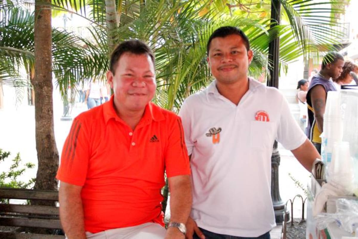 Jaiber y Emilio Martínez, son dos de los hermanos que atienden el negocio. ROSA MAZA - EL UNIVERSAL
