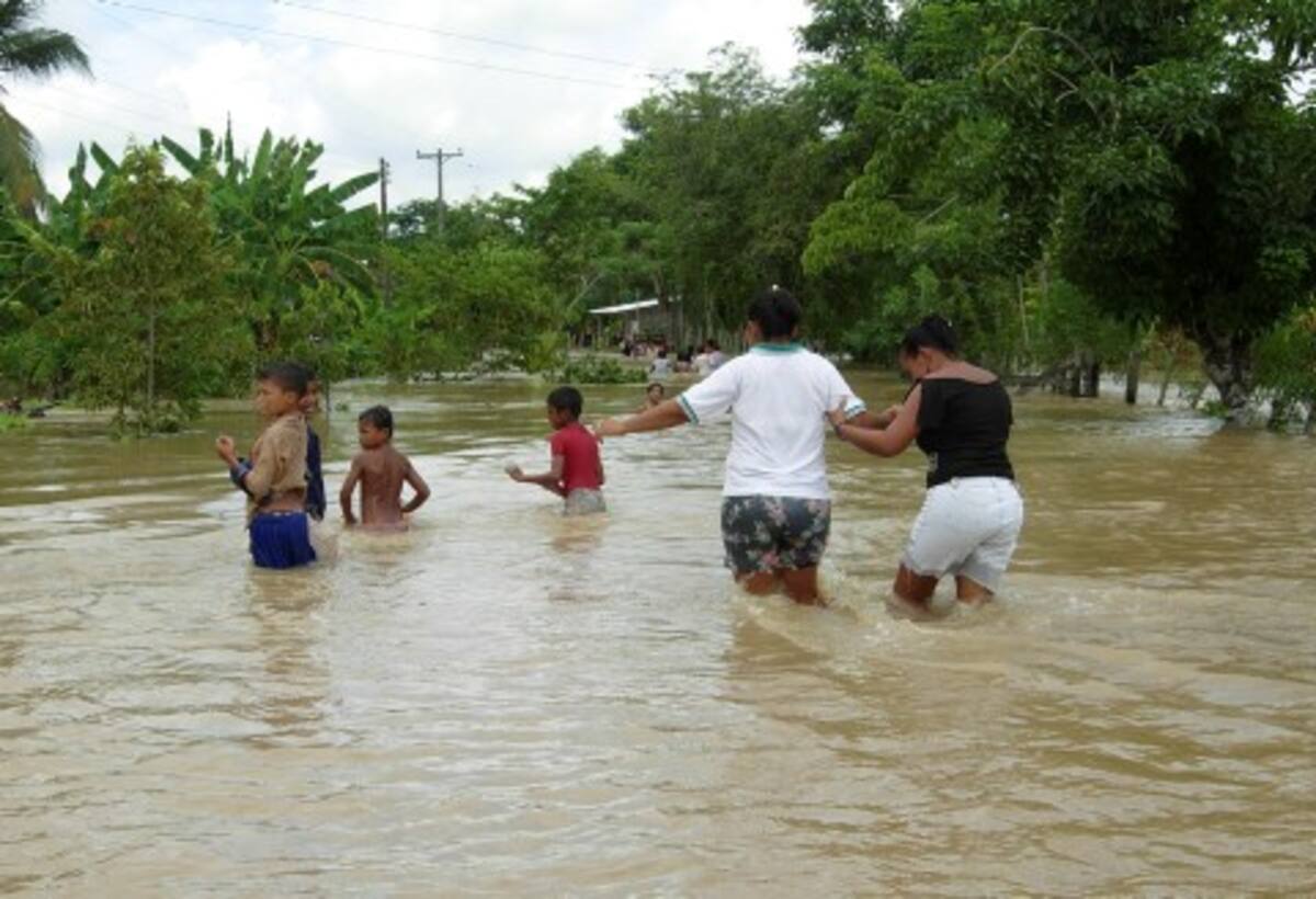 Algunas calles de San Pelayo se han convertido en verdaderos ríos debido a las abundantes lluvias y tienen a muchas familias en emergencia.