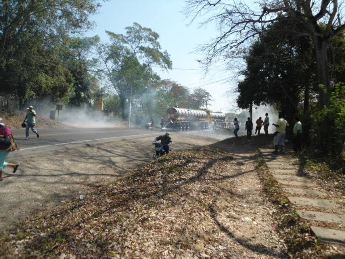El Escuadrón Antidisturbios de la Policía lanzó gases contra las personas que derramaban el agua. LILA LEYVA VILLARREAL, CORRESPONSAL EL UNIVERSAL