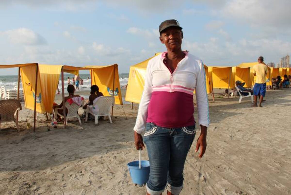 Martha Villar, una mujer que se gana la vida haciendo masajes a los bañistas. Julie Parra Benítez