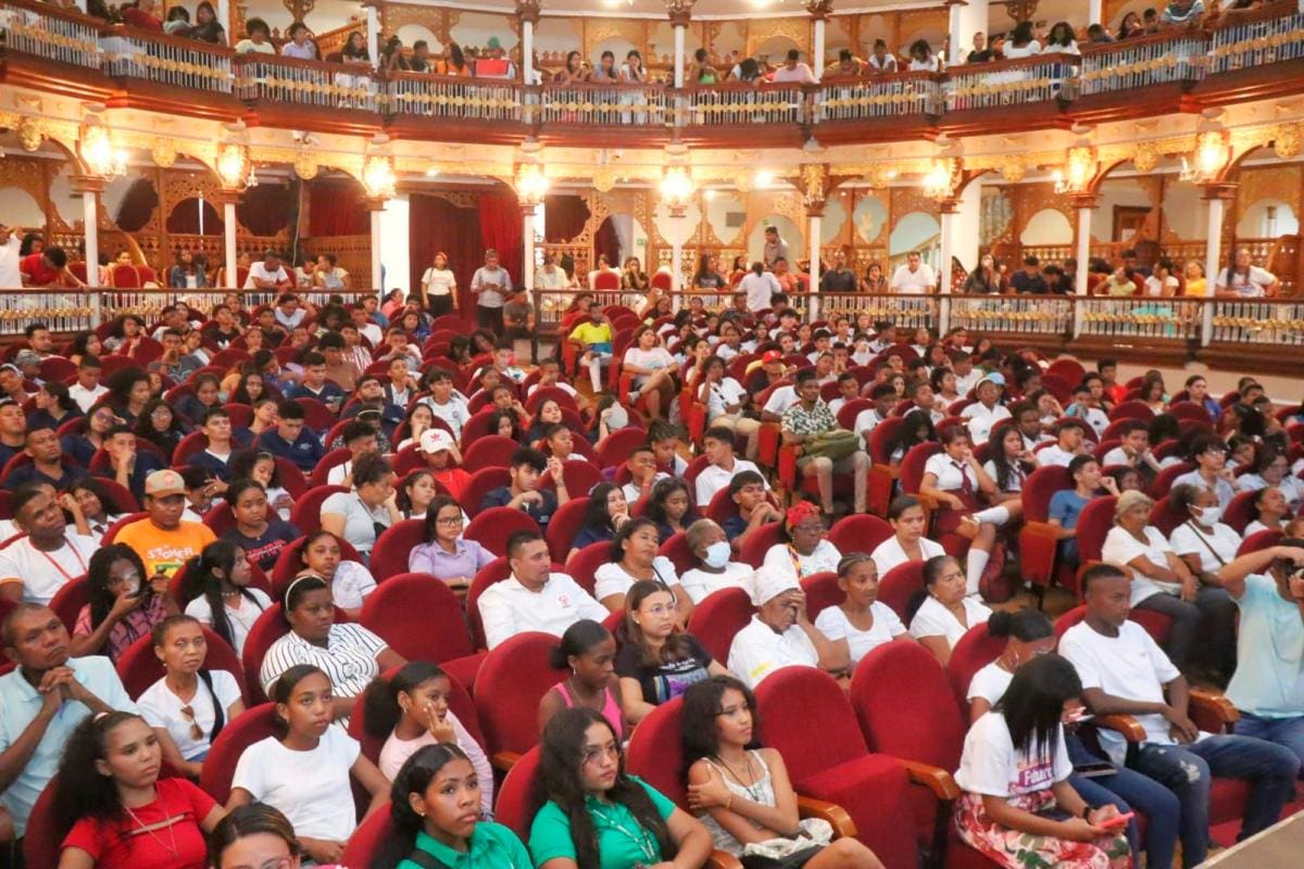 600 jóvenes de Arjona, Turbaco, Villanueva y Cartagena, en el teatro Adolfo Mejía