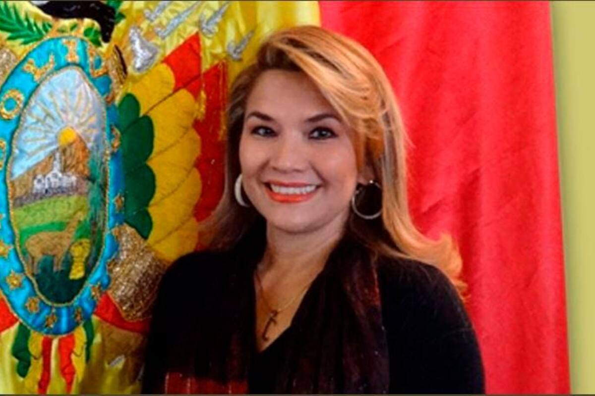 Senadora Jeanine Áñez se autoproclama presidenta interina de Bolivia