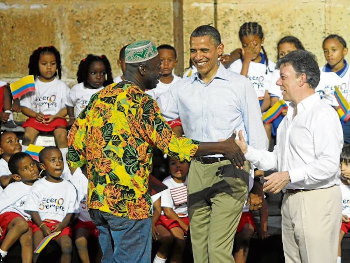 Sebastián Salgado, el presidente Obama y el presidente Santos, en la entrega de títulos de tierras.