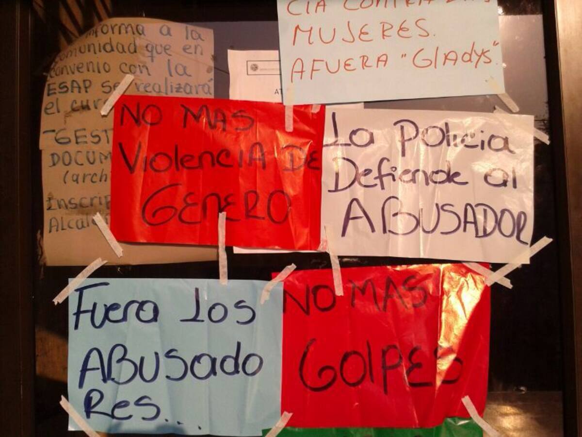 Estos son los mensajes que se leían en los carteles de protesta. LUIS HERRRÁN