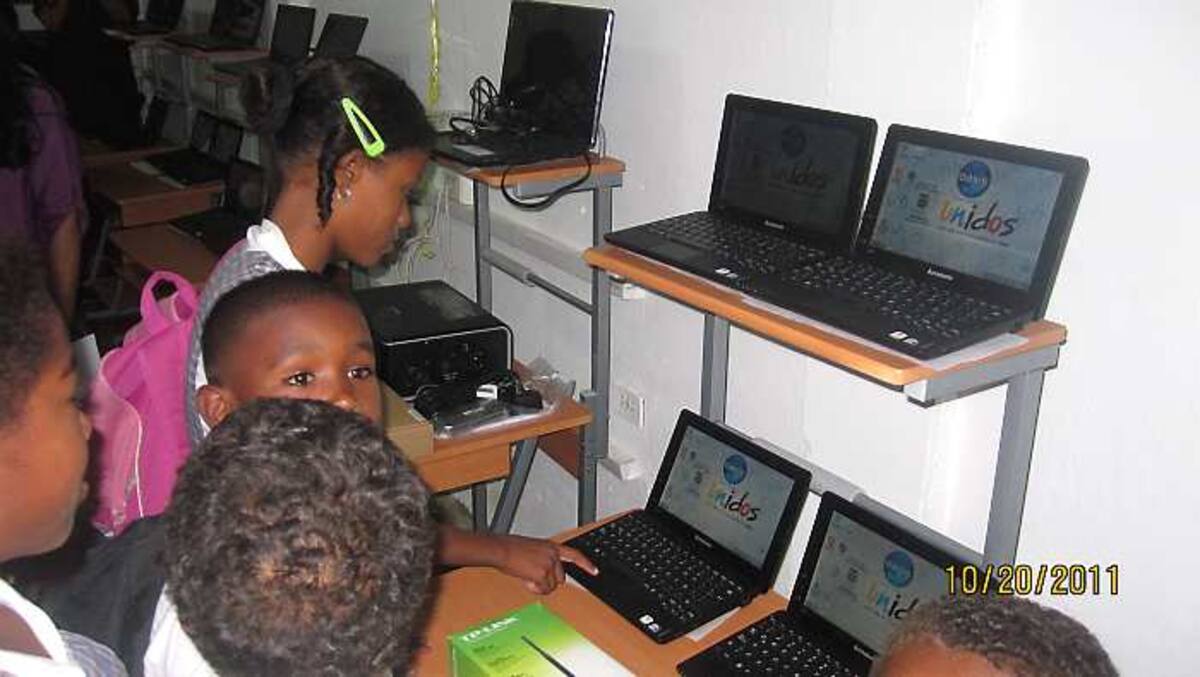 Niños entre primero y quinto grado de básica primaria, estrenando los computadores portátiles que les obsequiaron a sus escuelas. CORTESÍA