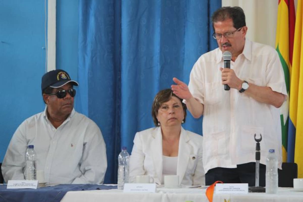 Angelino Garzón(derecha), vicepresidente de Colombia, mostró su apoyo a los proyectos para la prevención de la erosión en Tierra Bomba. EL UNIVERSAL, GERMÁN GÓMEZ POLO