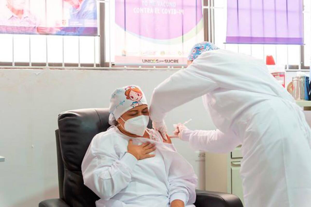 Momentos en que Verónica Machado Torres es vacunada. Foto: Presidencia