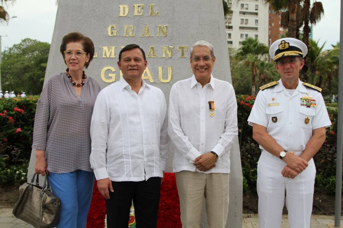 Sandra Trujillo, decana del cuerpo consular; el embajador de Perú, Néstor Popolizio Bardales; el consul de Perú, Jorge Dávila Pestana; y, el almirante, Edmundo Deville Del Campo.