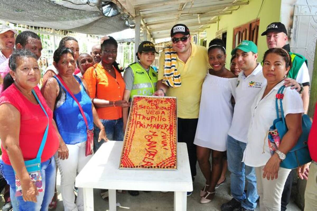 El secretario del Interior, Fernando Niño Mendoza (derecha) con su equipo del programa de Seguridad y la comunidad de Nelson Mandela. //Cortesía.