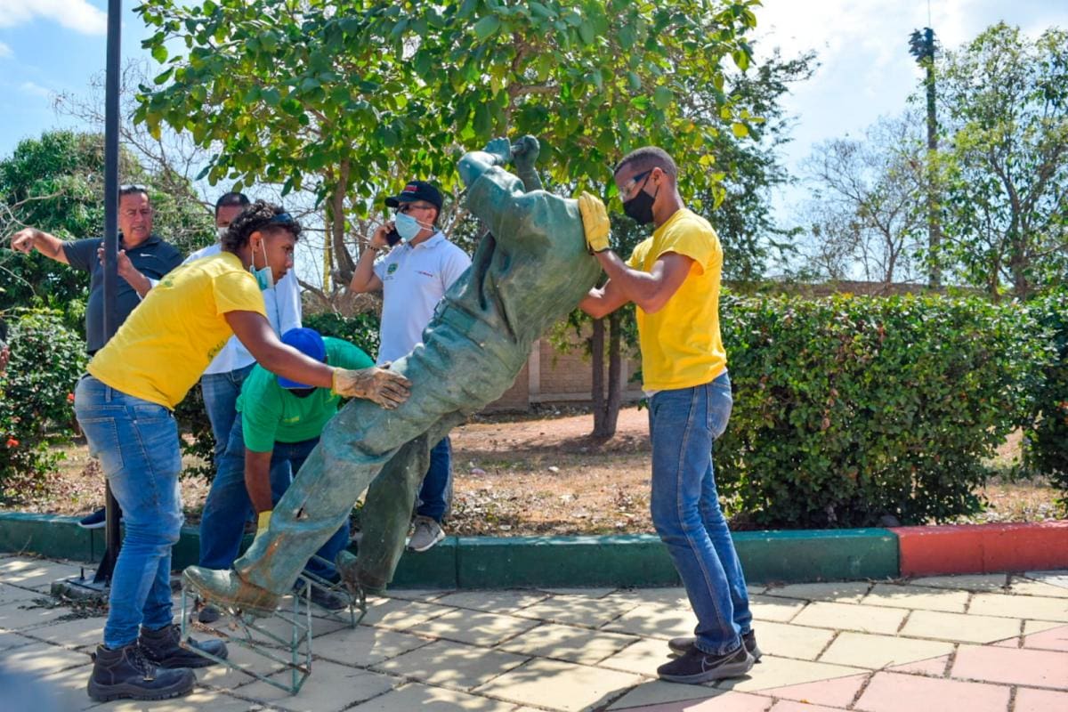 ¡Por fin!: Distrito desmonta la estatua de Abel Leal para restaurarla