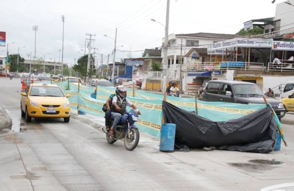 El semáforo y los arreglos que se realizan en Los Cuatro Vientos dificulta el paso de vehículos por el sector. Se espera que la movilidad en la zona se normalice a partir de mañana. ÓSCAR DÍAZ ACOSTA - EL UNIVERSAL