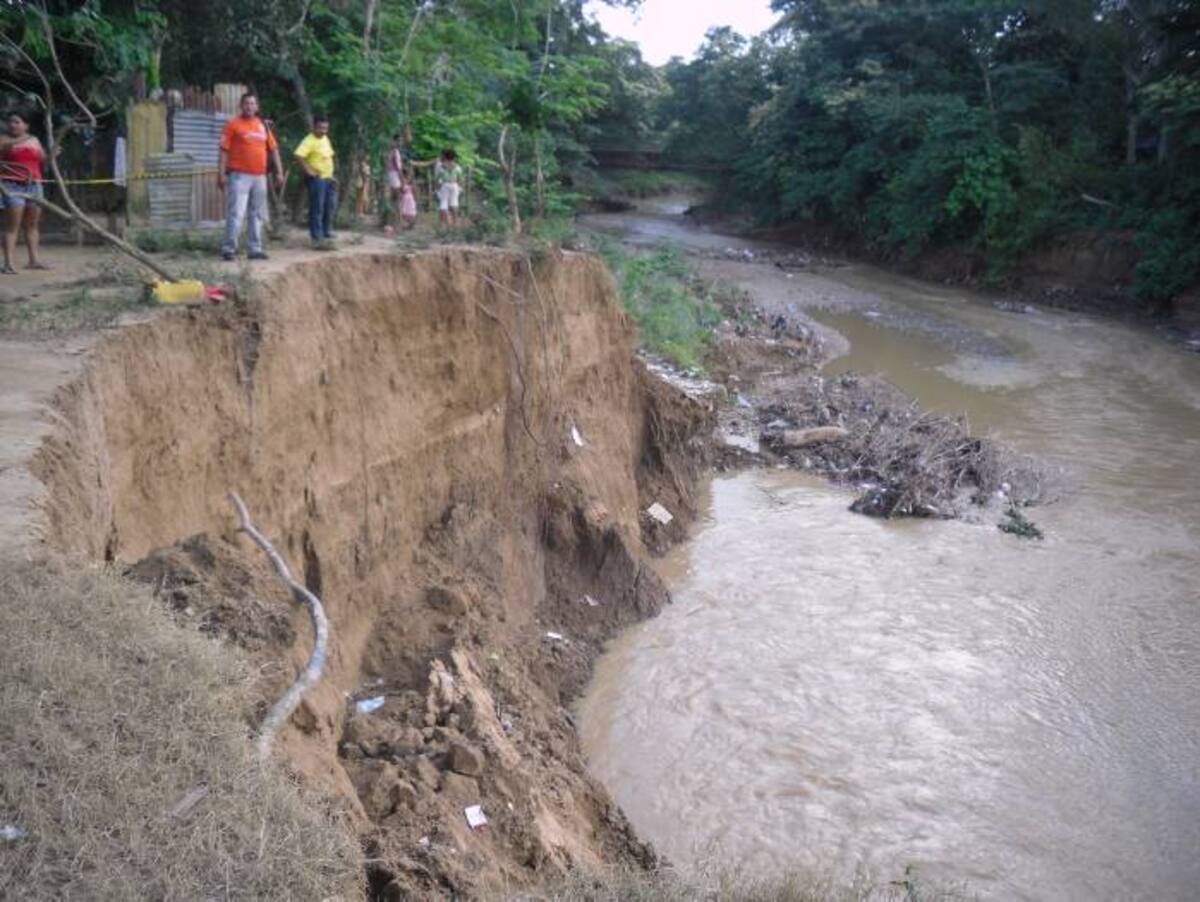 Las orillas del arroyo Alférez se están desmoronando, lo que tiene en riegos a los habitantes de ocho barrios. LILA LEYVA VILLARREAL, CORRESPONSAL EL UNIVERSAL