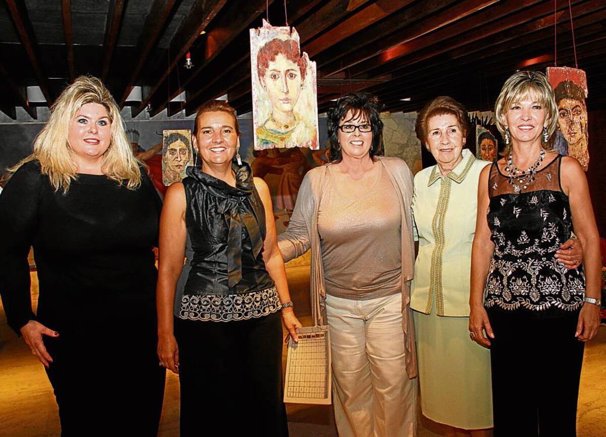Victoria Sparks; la expositora Patricia Arango; Cheryl Sparks, Marina Gutiérrez y Luz Marina Arango.
