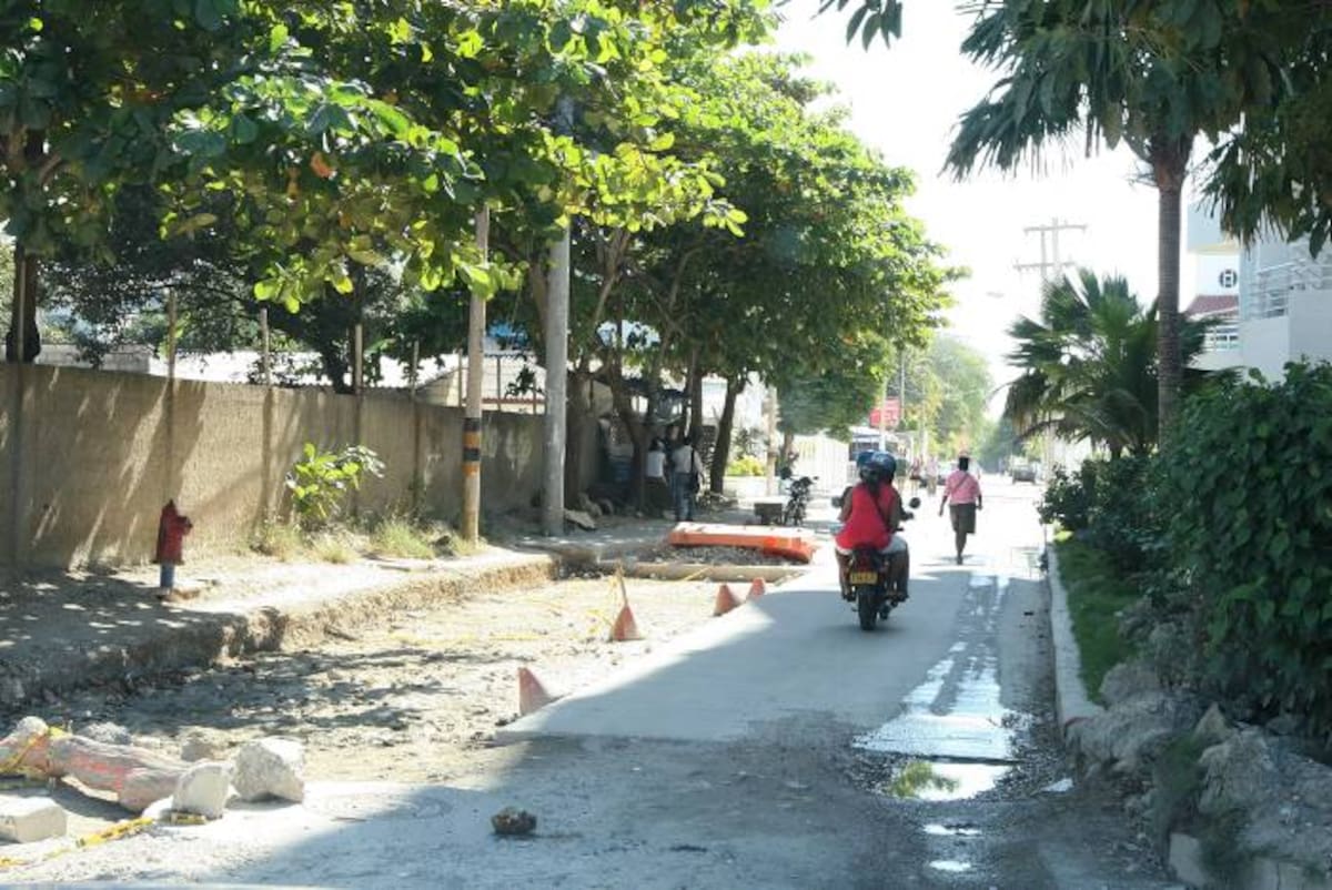 La Calle 20 sufre congestiones vehiculares por causa de la no terminación de la pavimentación. JULIO CASTAÑO - EL UNIVERSAL
