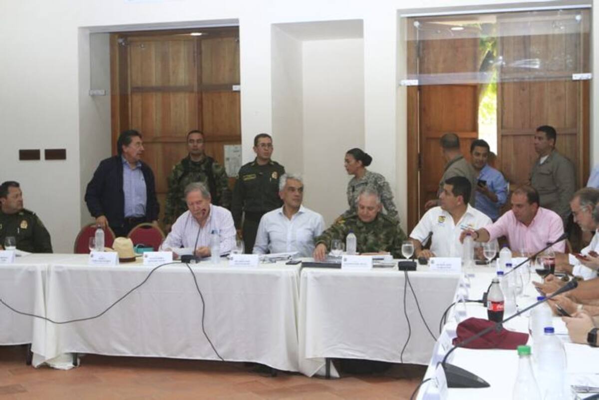 En la reunión estuvo el ministro de Defensa, Guillermo Botero; el ministro de Ambiente, Ricardo Lozano Picón; el director general de la Policía Nacional, general Jorge Nieto; el gobernador de Bolívar, Dumek Turbay. Julio Castaño