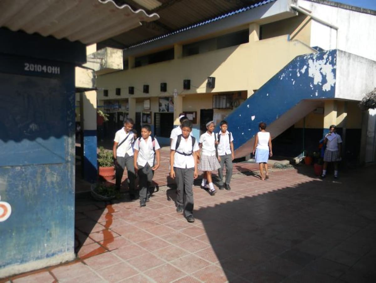 Los estudiantes deben hacer educación física en la calle ante la falta de espacios dentro de la institución educativa. SAMUEL ALVAREZ BELEÑO/ EL UNIVERSAL