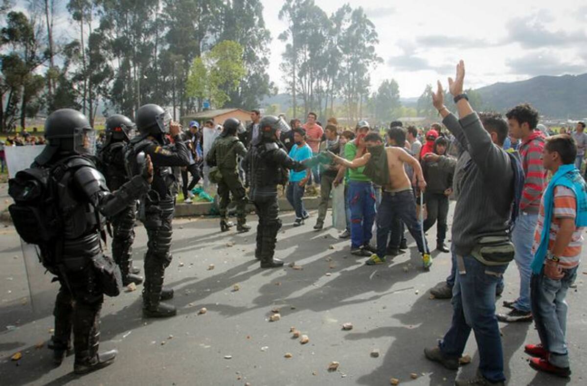 Como consecuencia de los enfrentamientos entre fuerza pública y mineros se han presentado varios heridos y tres tractomulas fueron quemadas. COLPRENSA