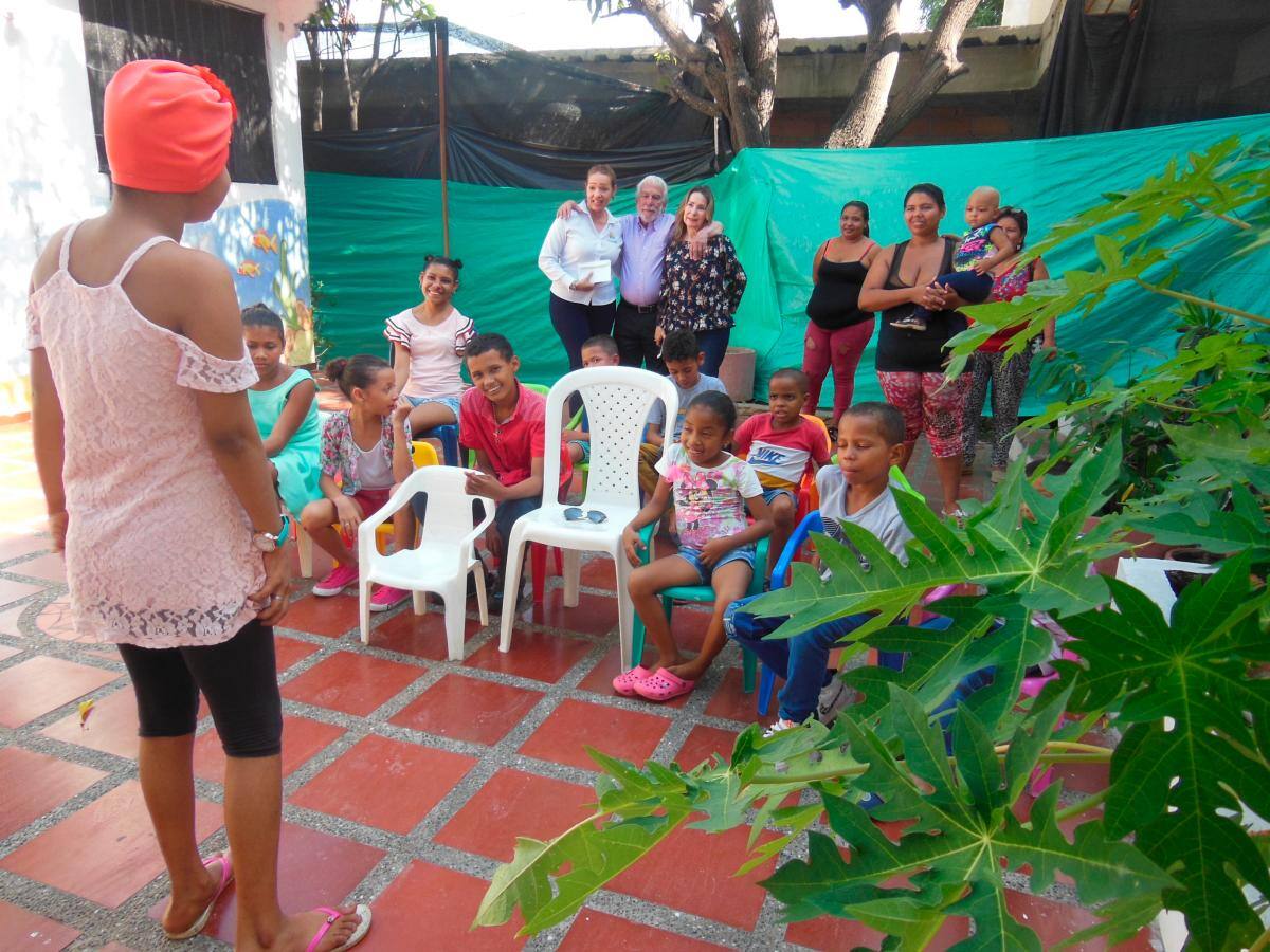 Mientras los niños cuentan sus historias de vida, al fondo del patio se ven los nuevos salones que necesita la Fundación.