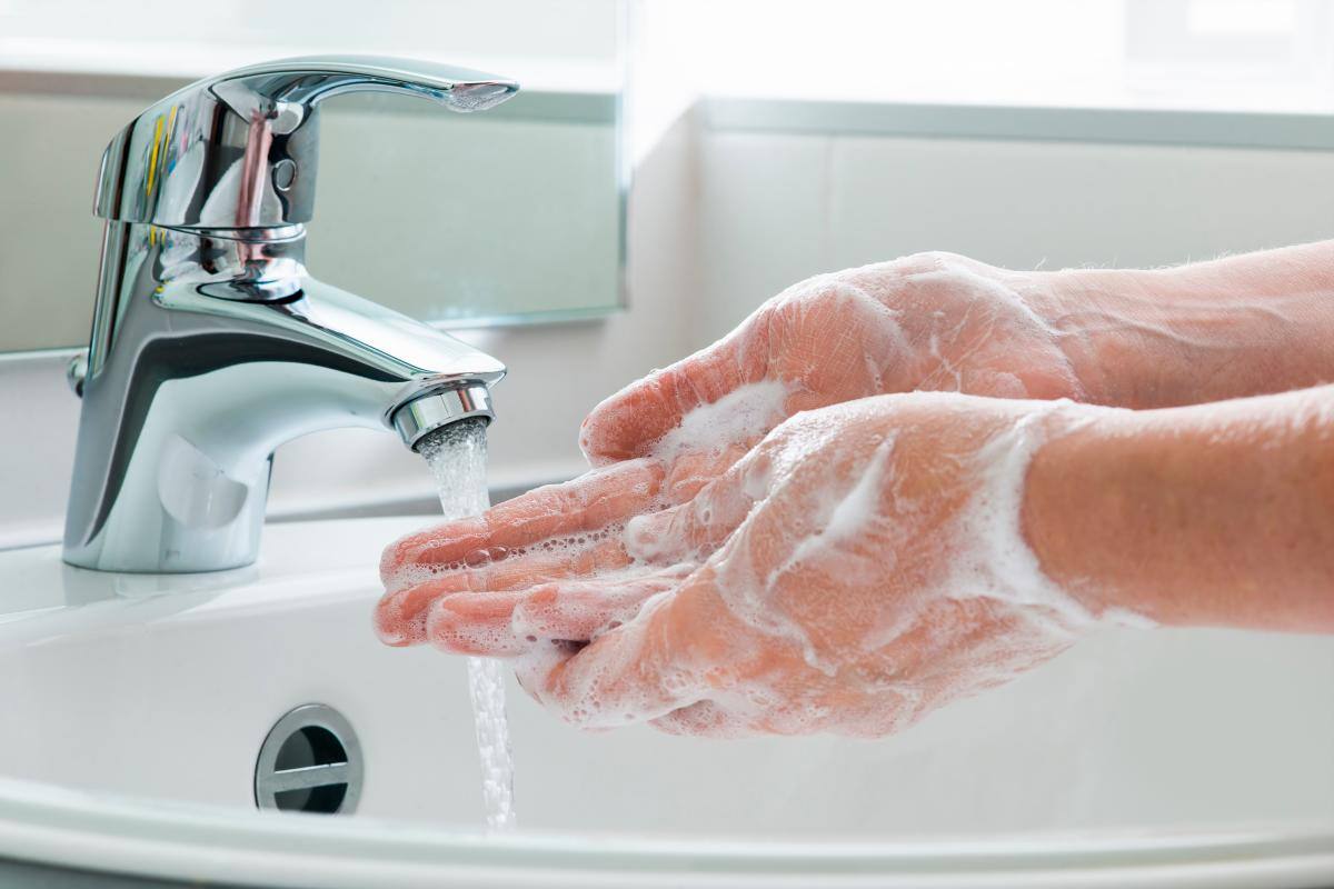 Aunque esté en casa, el lavado de manos es esencial. //123RF