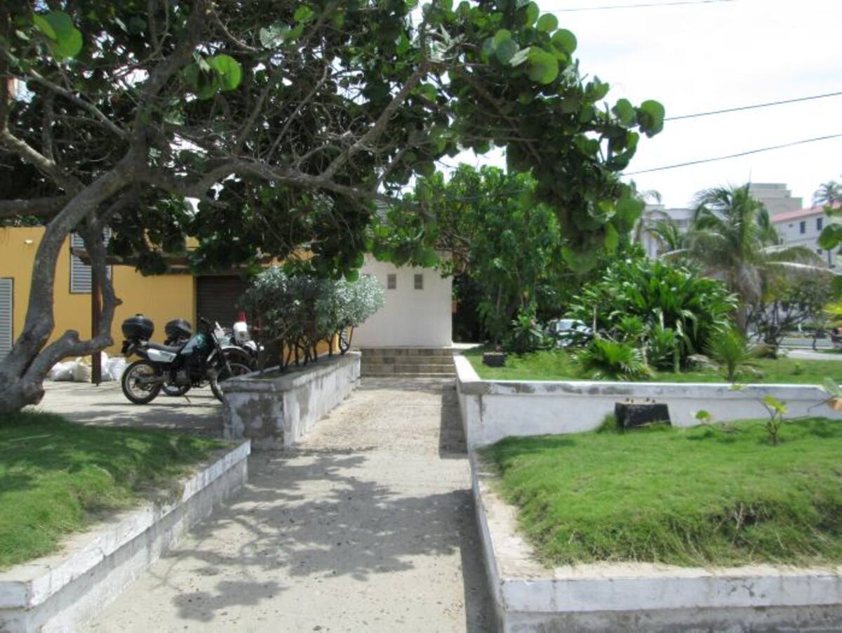 Quienes trabajan ocasionalmente a la Estación de Policía de Bocagrande padecen los rigores del calor ‘encapsulado’ entre sus paredes, pues su interior carece de espacios ventilados. PEDRO TORRES, GENTE BAHÍA - EL UNIVERSAL