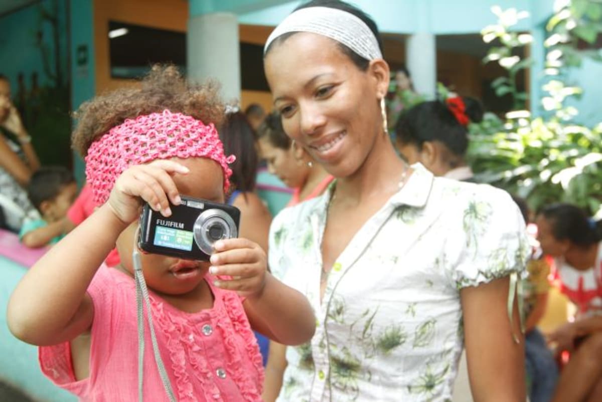 Elianis Paola, de dos años, fue operada el año pasado durante la jornada Volver a Sonreír. Ayer, Yesenia, su madre, la llevó a valoración y los médicos encontraron que se recupera muy bien y por el momento no requiere de una nueva cirugía. Julio Castaño - El Universal