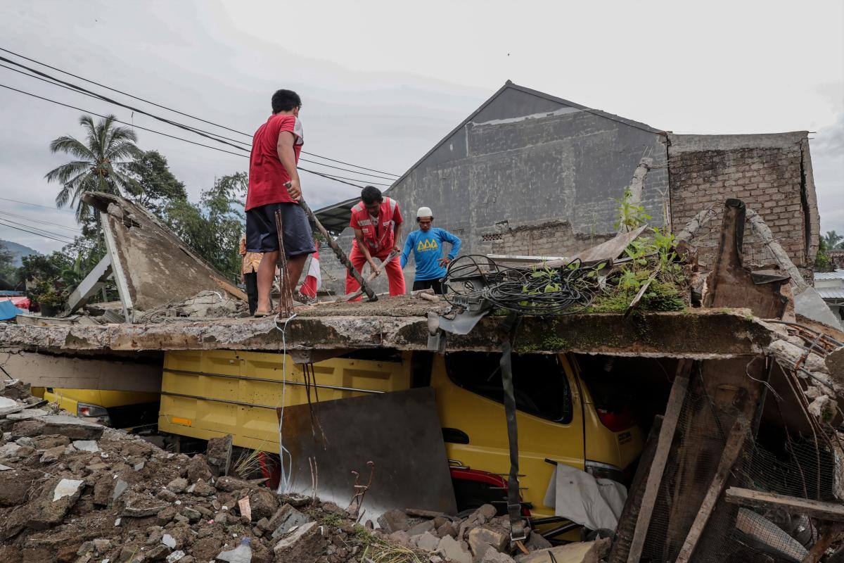Siguen recuperando cadáveres: más 300 muertos por terremoto en Indonesia