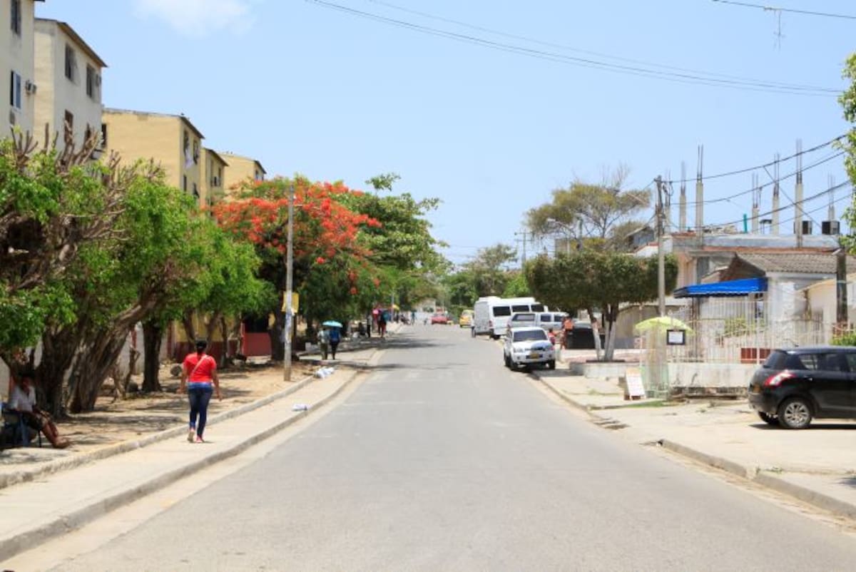 La ocupación de andenes con vehículos, los basureros satélites y la contaminación auditiva son las preocupaciones principales en Daniel Lemaitre. foto luis eduardo herrán